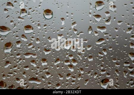 Wasser fällt auf ein Fenster in Marbella, Spanien Stockfoto