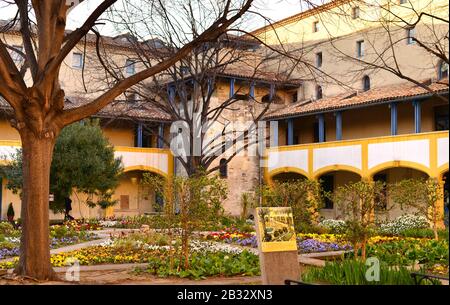 Innenhof des ehemaligen Hotel Dieu zeigt den Standpunkt des Meisters. Espace Van Gogh. Arles, Provence, Frankreich Stockfoto