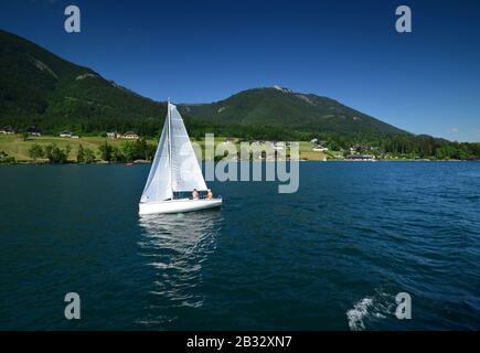 Segelboot auf dem Wolfgangsee. Salzkammergut, Österreich Stockfoto