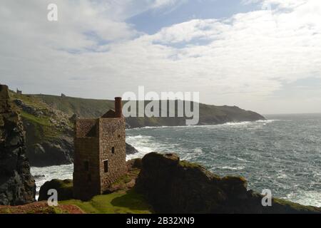 Cliffside Crowns Engine Houses at Botallock, an der Atlantikküste Cornwalls Englands Stockfoto