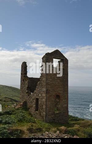 Cliffside Crowns Engine Houses at Botallock, an der Atlantikküste Cornwalls Englands Stockfoto