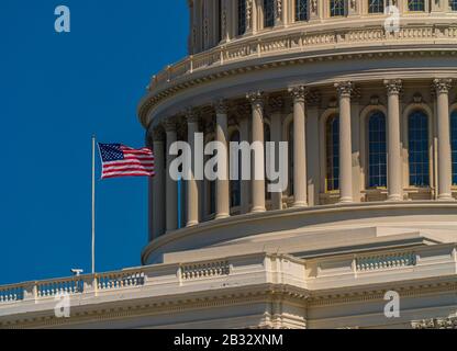 Das US-Kapitol und die US-Flagge schließen sich Stockfoto