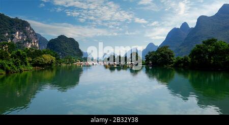 Blick auf den Fluss li mit Bambusfloß, in Yangshuo, china Stockfoto