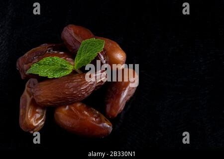 Gesunder Lebensstil und vegetarisches Konzept.Top View Rohbio Medjool Dates on dark table.Ramadan Food Concept. Stockfoto