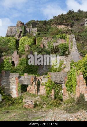 Die verlassenen Ziegelarbeiten in Porth Wen auf der Insel Anglesey, Wales Stockfoto