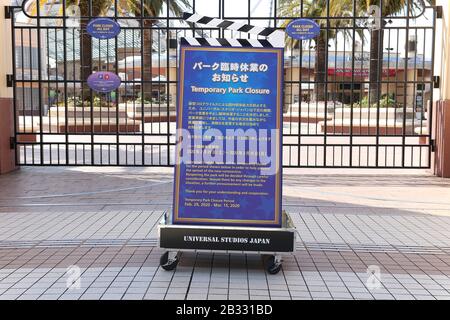 Eine Mitteilung über die vorübergehende Schließung wird in den Universal Studios Japan in Osaka, Japan am 3. März 2020, inmitten der neuen Ausbreitung von Coronavirus gesehen. Credit: AFLO/Alamy Live News Stockfoto