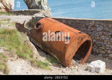 Ein alter Kessel bei den verlassenen Ziegelarbeiten in Porth Wen auf der Insel Anglesey, Wales Stockfoto