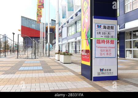 Eine Mitteilung über die vorübergehende Schließung wird im Osaka Aquarium Kaiyukan in Osaka, Japan am 3. März 2020, inmitten einer neuen Ausbreitung des Coronavirus angezeigt. Credit: AFLO/Alamy Live News Stockfoto