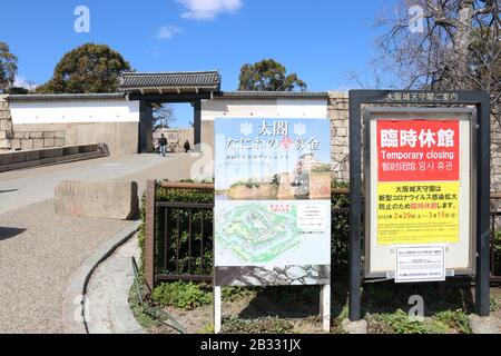 Eine Mitteilung über die vorübergehende Schließung wird auf der Burg Osaka in Osaka, Japan am 3. März 2020, inmitten einer neuen Ausbreitung des Coronavirus gesehen. Credit: AFLO/Alamy Live News Stockfoto