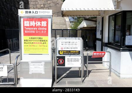 Eine Mitteilung über die vorübergehende Schließung wird auf der Burg Osaka in Osaka, Japan am 3. März 2020, inmitten einer neuen Ausbreitung des Coronavirus gesehen. Credit: AFLO/Alamy Live News Stockfoto