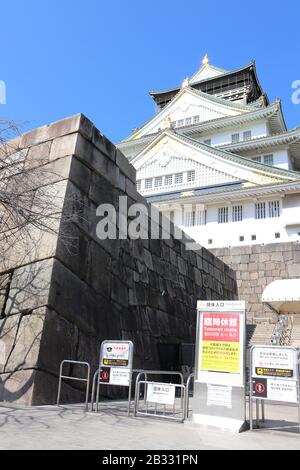 Eine Mitteilung über die vorübergehende Schließung wird auf der Burg Osaka in Osaka, Japan am 3. März 2020, inmitten einer neuen Ausbreitung des Coronavirus gesehen. Credit: AFLO/Alamy Live News Stockfoto