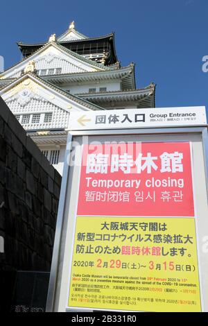 Eine Mitteilung über die vorübergehende Schließung wird auf der Burg Osaka in Osaka, Japan am 3. März 2020, inmitten einer neuen Ausbreitung des Coronavirus gesehen. Credit: AFLO/Alamy Live News Stockfoto