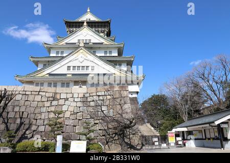 Eine Mitteilung über die vorübergehende Schließung wird auf der Burg Osaka in Osaka, Japan am 3. März 2020, inmitten einer neuen Ausbreitung des Coronavirus gesehen. Credit: AFLO/Alamy Live News Stockfoto