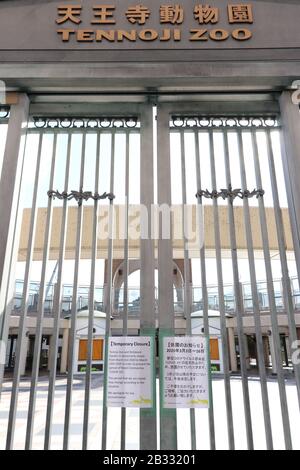 Eine Mitteilung über die vorübergehende Schließung wird im Osaka Tennoji Zoo in Osaka, Japan am 3. März 2020, inmitten einer neuen Ausbreitung des Coronavirus gesehen. Credit: AFLO/Alamy Live News Stockfoto