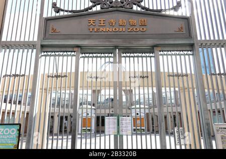 Eine Mitteilung über die vorübergehende Schließung wird im Osaka Tennoji Zoo in Osaka, Japan am 3. März 2020, inmitten einer neuen Ausbreitung des Coronavirus gesehen. Credit: AFLO/Alamy Live News Stockfoto