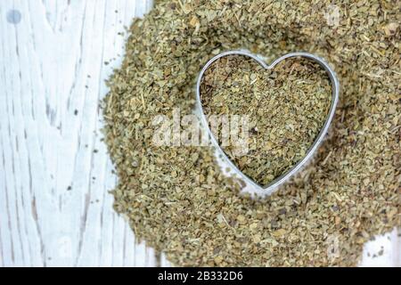 Herz aus Yerba Mate - trockene Blätter, die bereit sind, Mate Tee zu kochen Stockfoto