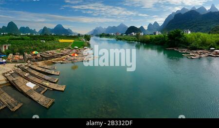 Blick auf den Fluss li mit Bambusfloß, in Yangshuo, china Stockfoto