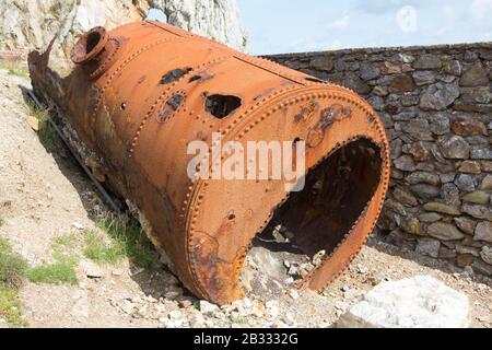 Ein alter Kessel bei den verlassenen Ziegelarbeiten in Porth Wen auf der Insel Anglesey, Wales Stockfoto