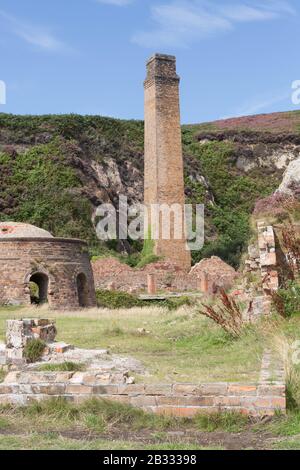 Die verlassenen Ziegelarbeiten in Porth Wen auf der Insel Anglesey, Wales Stockfoto