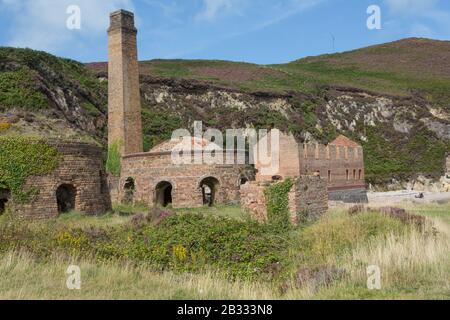 Die verlassenen Ziegelarbeiten in Porth Wen auf der Insel Anglesey, Wales Stockfoto