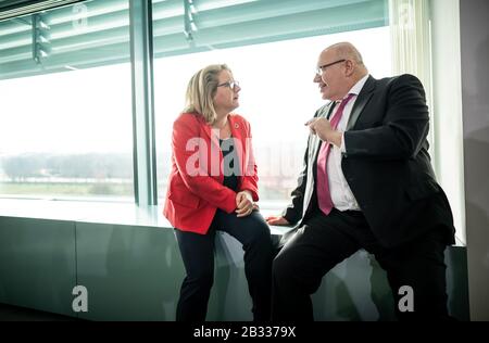 Berlin, Deutschland. März 2020. Svenja Schulze (SPD), Bundesministerin für Umwelt, Naturschutz und Reaktorsicherheit, spricht vor Beginn der wöchentlichen Sitzung des Bundeskabinetts im Kanzleramt mit Peter Altmaier (CDU), Bundesminister für Wirtschaft und Energie. Credit: Michael Kappeler / dpa / Alamy Live News Stockfoto