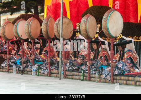 Kathmandu, Nepal - 19. Februar 2012: Die tibetisch-buddhistische Gemeinde feiert Losar, (tibetisches Neujahr) im Kloster Shchen in der Nähe von Boudhanath. Stockfoto