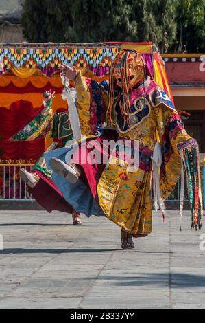 Kathmandu, Nepal - 19. Februar 2012: Die tibetisch-buddhistische Gemeinde feiert Losar, (tibetisches Neujahr) im Kloster Shchen in der Nähe von Boudhanath. Stockfoto