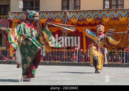 Kathmandu, Nepal - 19. Februar 2012: Die tibetisch-buddhistische Gemeinde feiert Losar, (tibetisches Neujahr) im Kloster Shchen in der Nähe von Boudhanath. Stockfoto