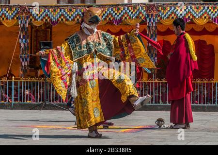 Kathmandu, Nepal - 19. Februar 2012: Die tibetisch-buddhistische Gemeinde feiert Losar, (tibetisches Neujahr) im Kloster Shchen in der Nähe von Boudhanath. Stockfoto