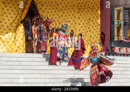 Kathmandu, Nepal - 19. Februar 2012: Die tibetisch-buddhistische Gemeinde feiert Losar, (tibetisches Neujahr) im Kloster Shchen in der Nähe von Boudhanath. Stockfoto