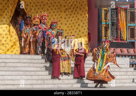 Kathmandu, Nepal - 19. Februar 2012: Die tibetisch-buddhistische Gemeinde feiert Losar, (tibetisches Neujahr) im Kloster Shchen in der Nähe von Boudhanath. Stockfoto