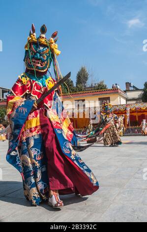 Kathmandu, Nepal - 19. Februar 2012: Die tibetisch-buddhistische Gemeinde feiert Losar, (tibetisches Neujahr) im Kloster Shchen in der Nähe von Boudhanath. Stockfoto