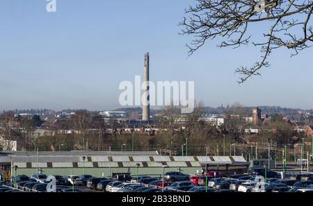 Der berühmte National Lift Tower von Castle Mound, Northampton, Großbritannien, wurde 1982 eröffnet und ist heute ein Zentrum für wohltätige Abseilungen. Stockfoto