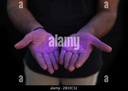 Closeup Pink Color Powder Holly Painted Hand Stockfoto