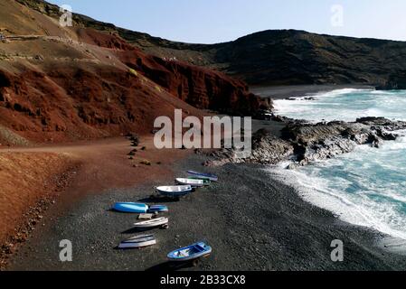 Fischerboote am Strand von El Golfo, Lanzarote, Kanarische Inseln, Spanien, Europa Stockfoto