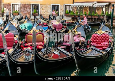 Gondelier wartet in Gondeln für Kunden, Venedig, Italien Stockfoto