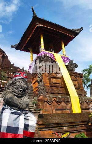 Aus Stein gehauene Statue von Barong im hindutempel in Bali-Indonesien Stockfoto