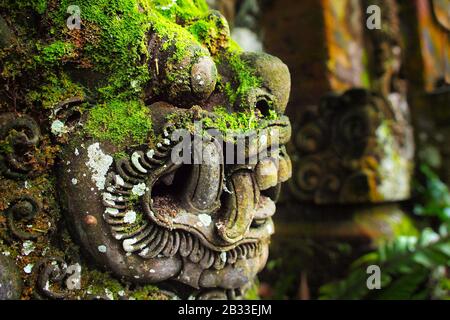 Aus Stein gehauene Statue von Barong im hindutempel in Bali-Indonesien Stockfoto