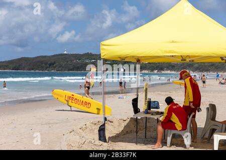 Rettungsschwimmerteam am Main Beach in Byron Bay an einem Sommertag, New South Wales, Australien Stockfoto