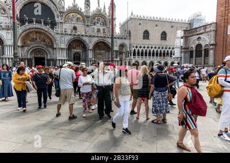 Touristen auf dem Markusplatz, Venedig, Italien Stockfoto