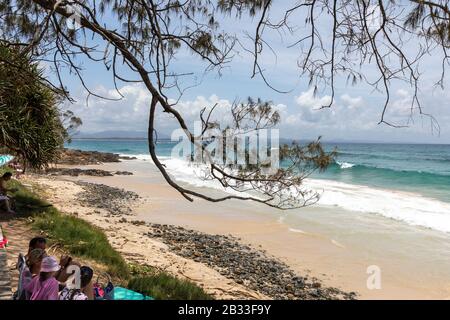 Byron Bay wategos Strand an einem sonnigen Sommertag, Menschen zum Sonnenbaden, New South Wales, Australien Stockfoto