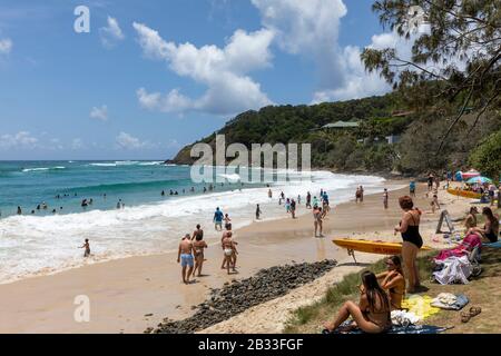 Byron Bay Sommer Menschen entspannen und schwimmen am Wasserstrand in Byron Bay, Australien Stockfoto