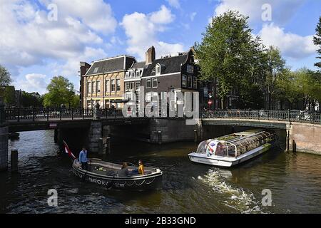 Tourboat unter der Brücke Amsterdam Niederlande Stockfoto