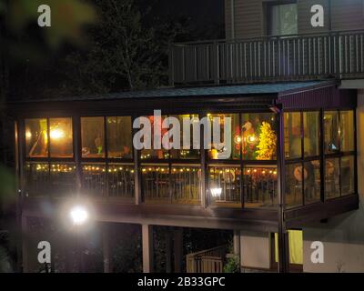 Sotschi, Russland - 13. Oktober 2019. Foto von der Straße des Nachtcafés auf der Veranda Stockfoto