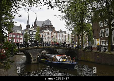 Tourboat unter der Brücke Amsterdam Niederlande Stockfoto