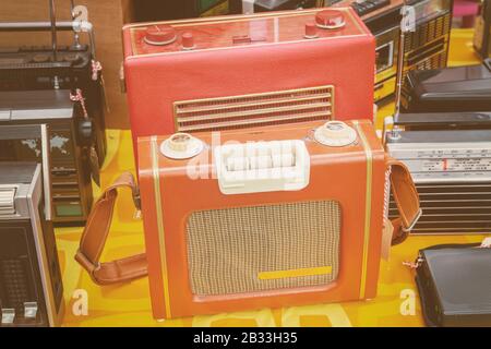 Retro-styltes Bild von alten Tischradios, die auf einem Fluchtmarkt verkauft werden können Stockfoto
