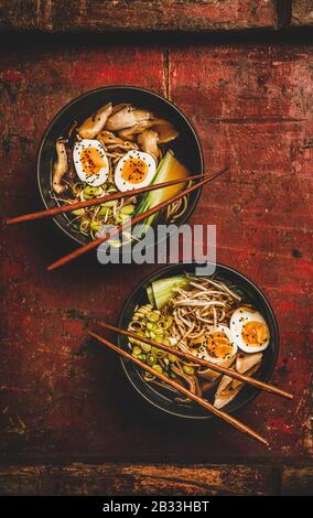 Japanische Ramen-Schalen mit Hühnerfleisch und Shiitake-Pilzen Stockfoto