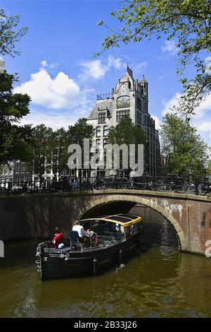 Tourboat unter der Brücke Amsterdam Niederlande Stockfoto