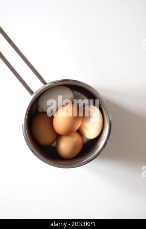 Blick auf die Eier in einer Pfanne. Bunte Hühnereier. Stockfoto