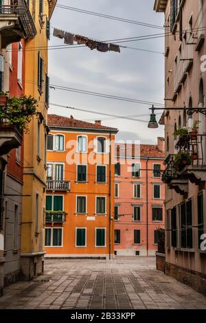 Waschen Sie sich in trockenen, hinteren Straßen von Venedig, Italien Stockfoto